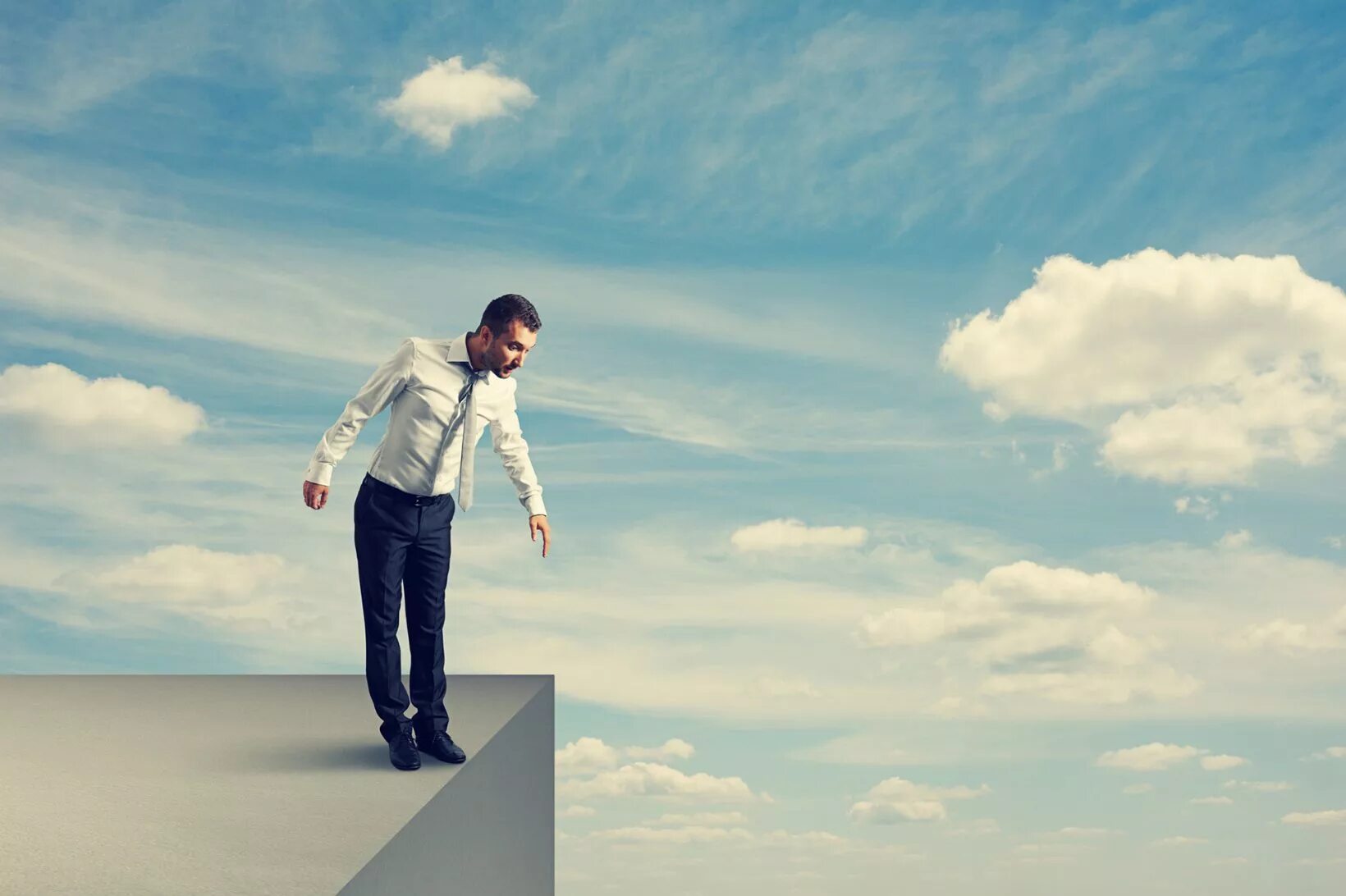 Человек на горе. Пик порожистый маршрут. Человек уходящий в никуда. Вид на город с крыши. Человек на обрыве.