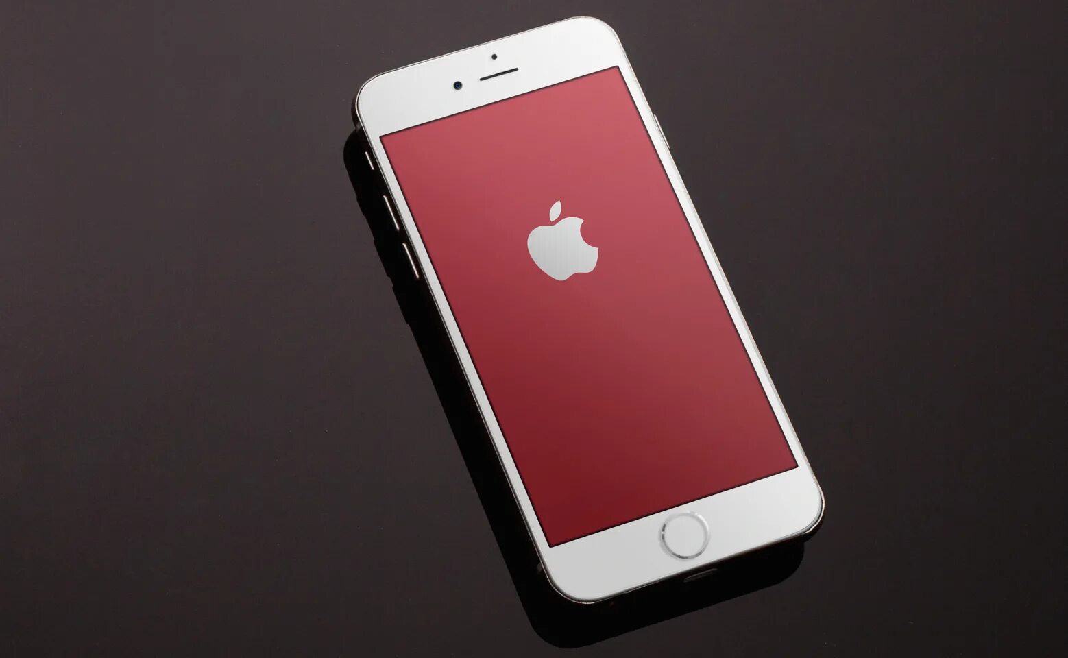 Iphone red screen. Iphone 7 product. iphone 7 red. iphone product red. красный фон на айфон.