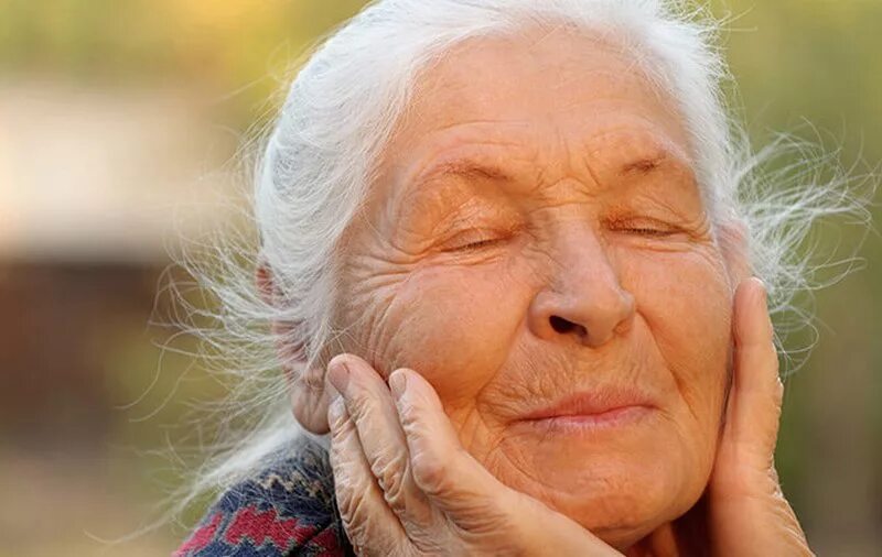 Старение долголетие. Красиво стареющие женщины. Красивые лица долгожителей. Пожилая женщина на солнце.