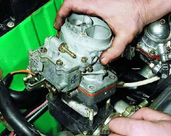 Трубки от карбюратора ока. Карбюратор на оке ваз 11113. Карбюратор от ваз 2108 на оку. Дут ваз 11113 карбюратор. Установка карбюратора ока.