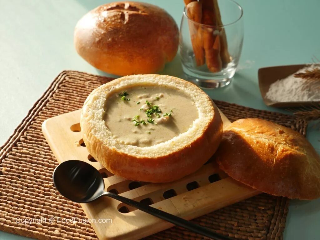 Суп в хлебе. Суп в тесте. Булочки к супу. Суп в булке хлеба. Блюдо для хлеба.