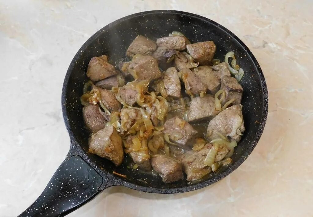 Печень жареная кусками. Печень кусками жареная на сковороде. Печёнка свиная жареная с луком. Печень свиная жареная с луком. Печень свиная жареная с луком на сковороде.