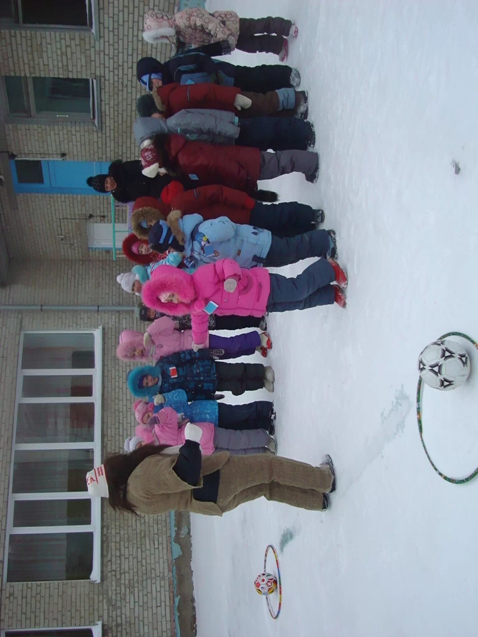 Новогодние забавы на улице. Детские зимние спортивные конкурсы на улице. Игровая программа зимой. Детские зимние игровые программы на улице. Зимние богатырские забавы сценарий на улице.