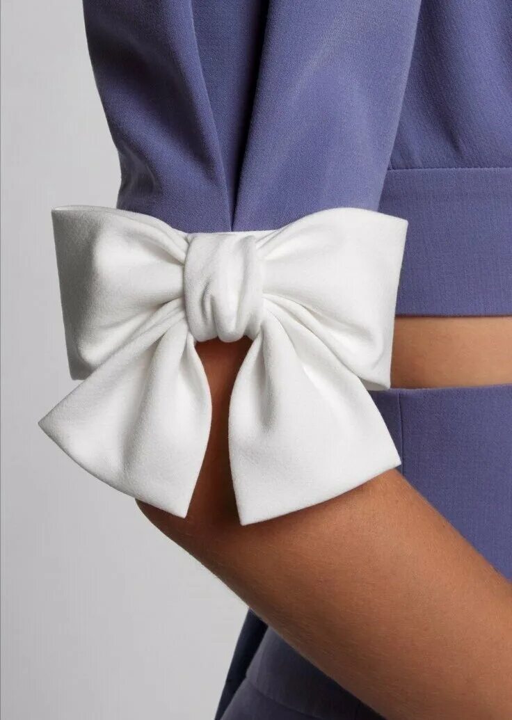 Прически с бантиком заколкой. Резинка для волос с платком. Заколки и банты. Стильный бант. Ленточки для волос.