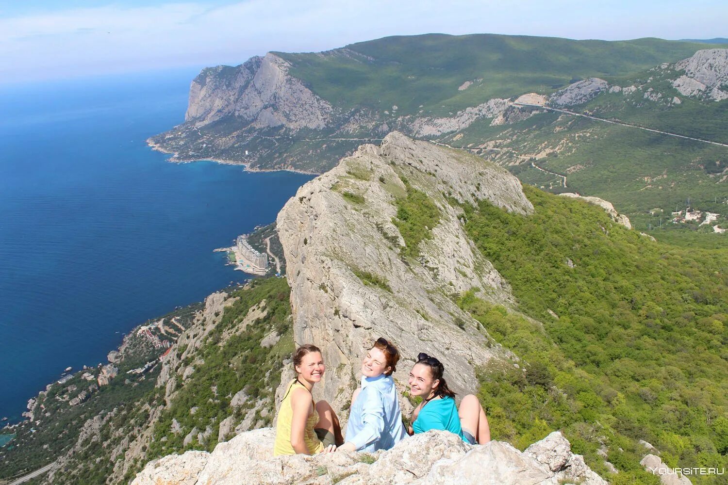 Тропа голицына гора сокол. Смотровая площадка демерджи. Тур поход крым горы. Поход в крымских горах. Байдаро-кастропольская стена в крыму.