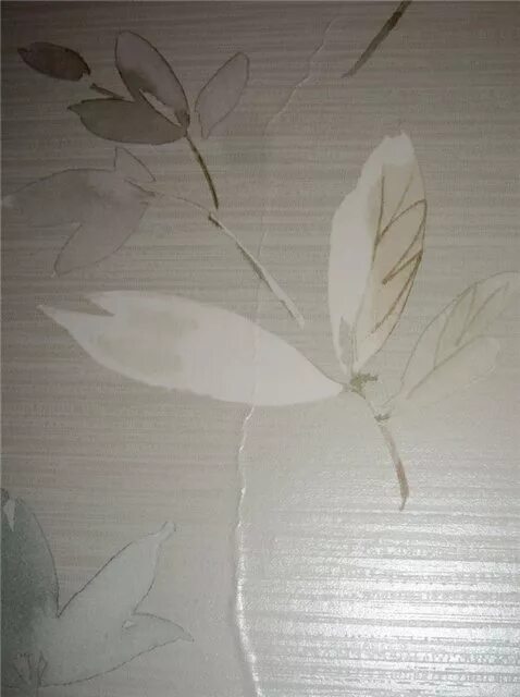 трещина в стене. стена треснула под обоями. растрескивание краски на потолке. трещина стены под обоями. усадочные трещины на гипсовой штукатурке.