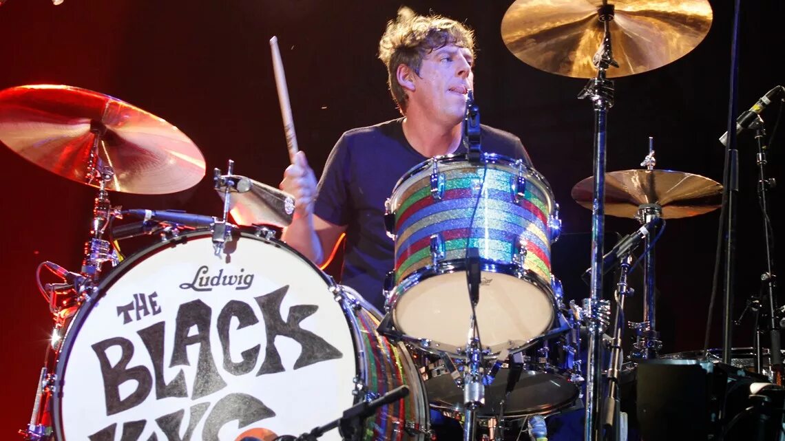 Black keys speed up. Джон драммер. jon lee (drummer). барабанщик джон хинч. black keys фото.