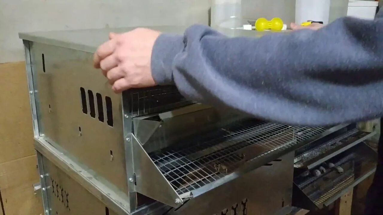 Клетки для кур несушек. Клетки крейзи ферма. Клетки крейзи ферма. Клетки крейзи ферма. Брудер для кур несушек.