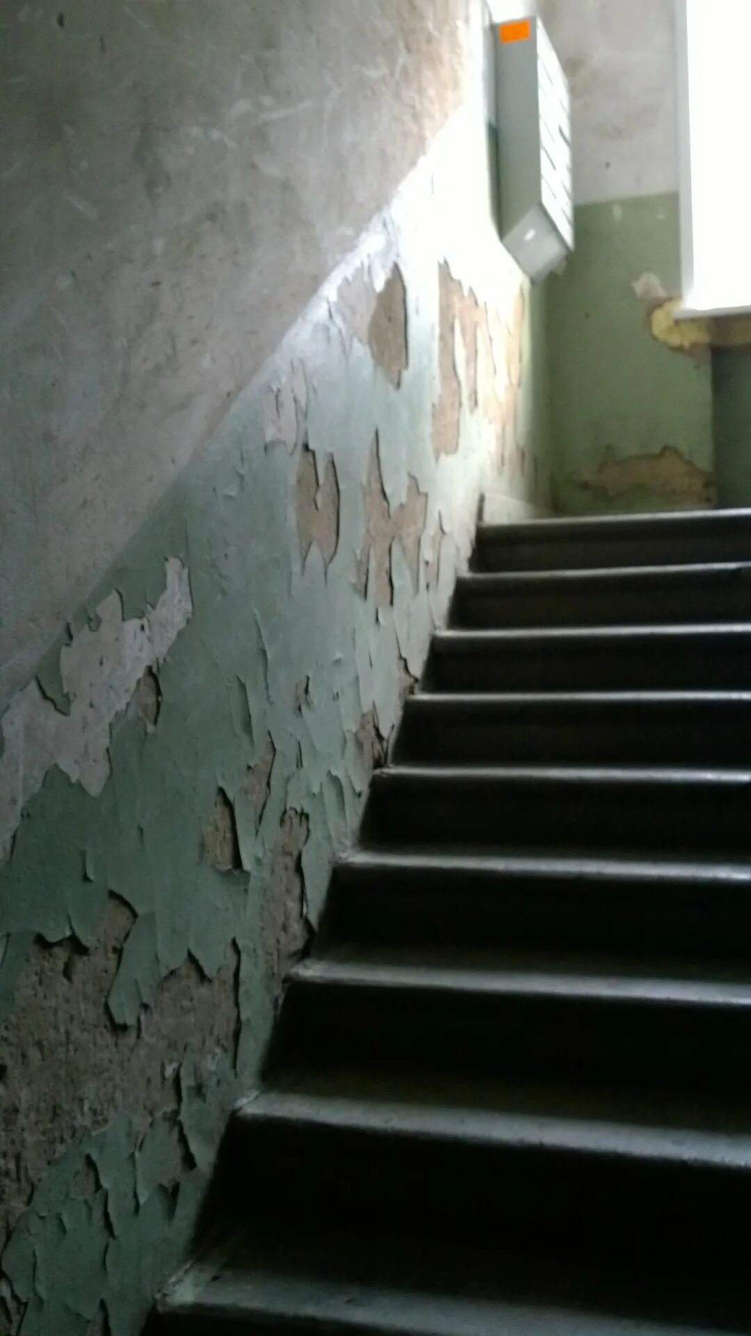 Грязный подъезд. Старый подъезд. Ремонт подъезда рязань. Запущенных подъездов. Лестничная клетка пятиэтажки.