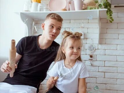 Сестра дает брату на кухне