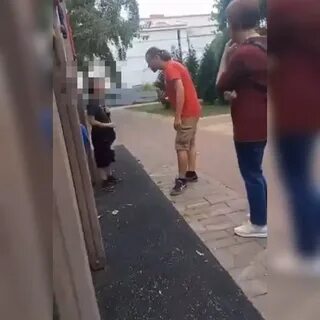 Мальчик разбивает девочку