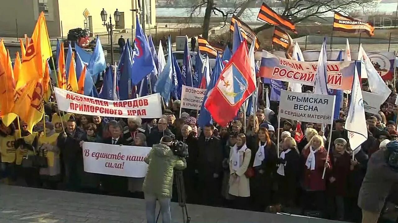 Митинг. Митинги в России. Митинг с плакатами. Праздники 2023 крым