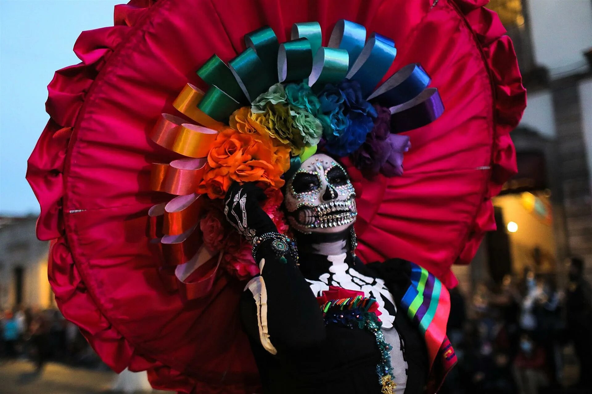 Актуальность дня мертвых. День мертвых в Мексике. Карнавал в Мексике день мертвых. День мёртвых в Мексике 2022. Диа де Лос Муэртос - день мертвых в Мексике пейзаж.