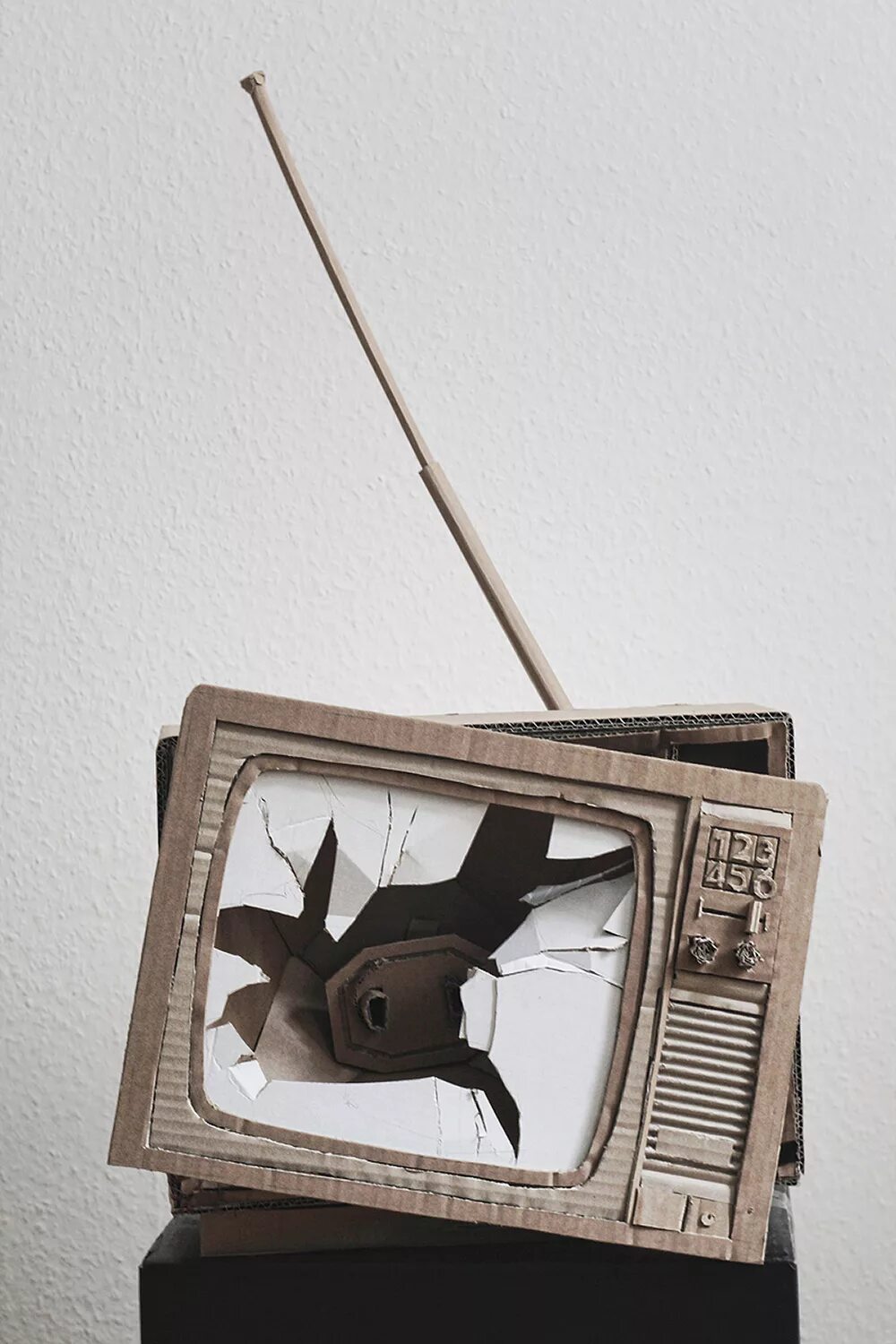 Телевизор из картона. Картонный телевизор. Телик из картона. Телевизор из картонной коробки. Телевизор из бумаги.
