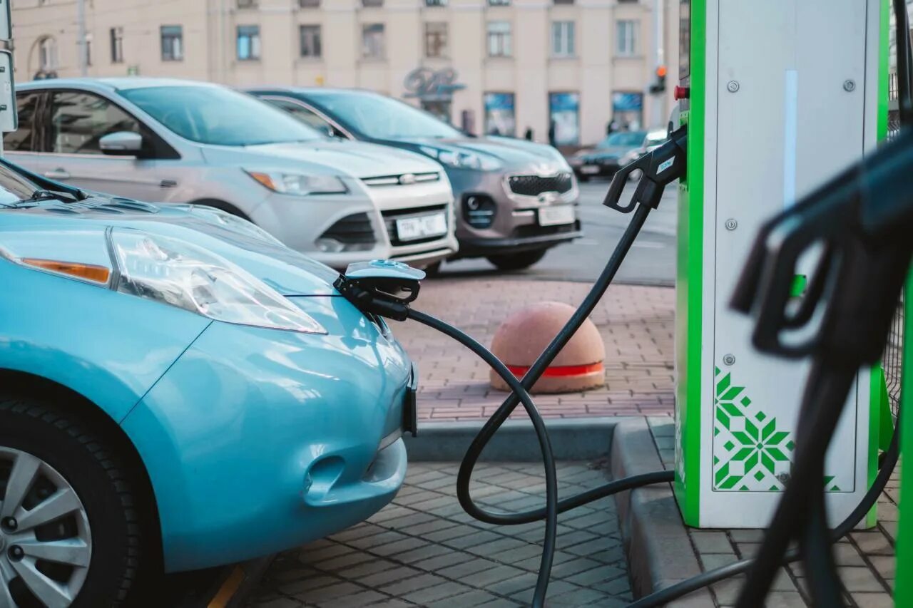 Зарядка для электромобиля. Типы зарядок для электромобилей. Как заряжается электромобиль. Электромобиль тесла на зарядке. Зарядный разъем электромобиля.