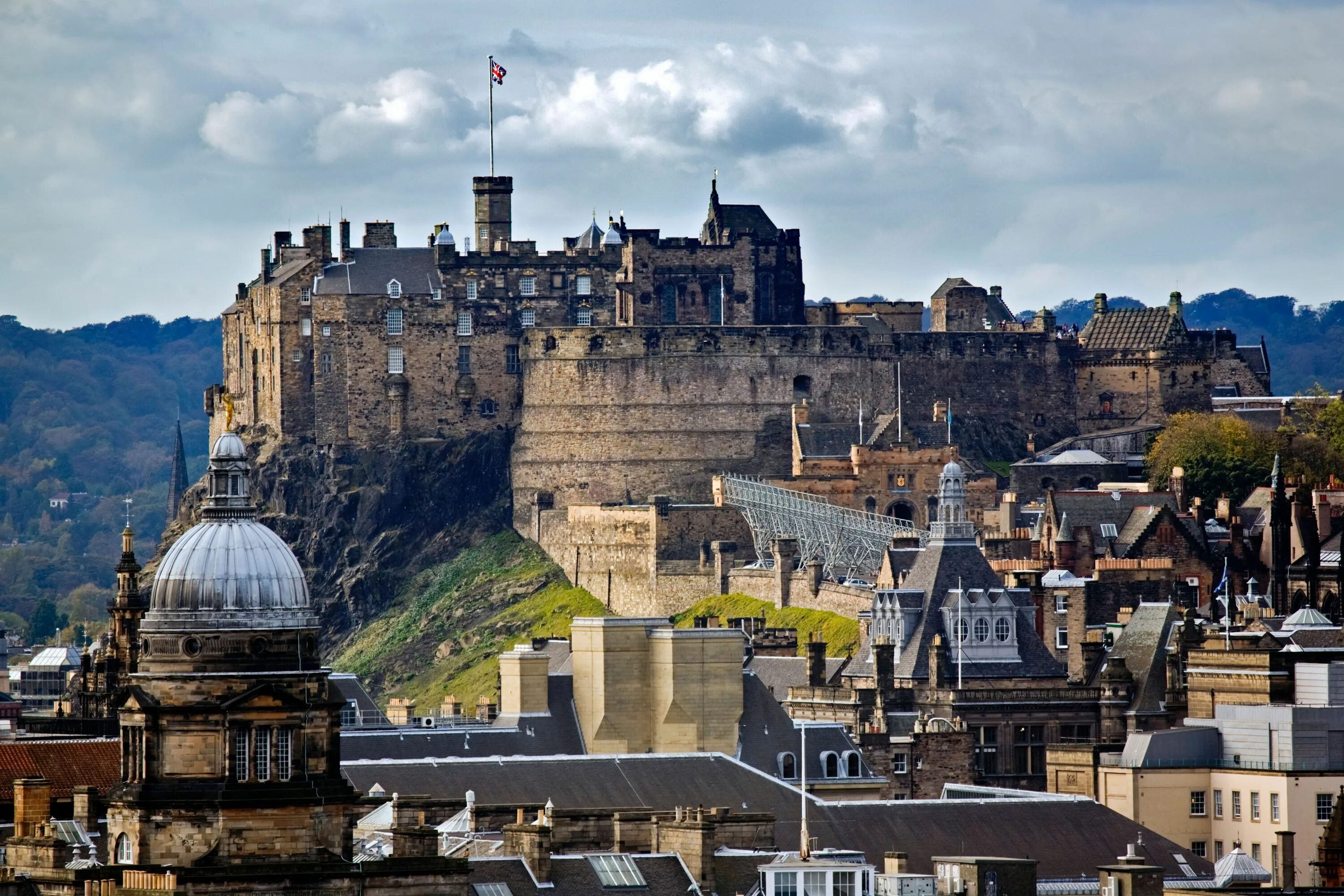 The capital of scotland is fame. Эдинбургский замок Шотландия. Эдинбург Касл. Климат Эдинбурга. Средневековый Эдинбург Шотландия.