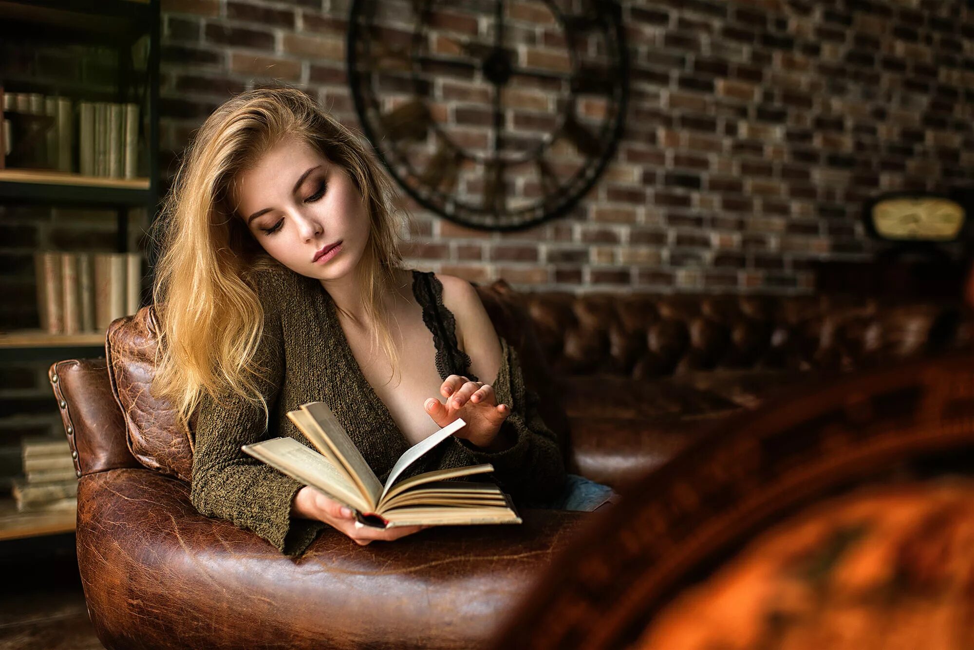 Читать книгу н. Девушка с книгой. умная девушка. девушка за книгой. девушка читает книгу.