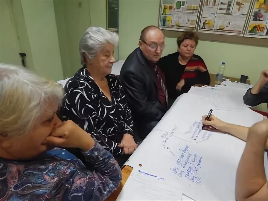 Пожилой мужчина улыбается. 55 лет мужчине. Вакансии для мужчин 60 лет в москве. Фото мужчины 50 лет. Охранник 60 лет.