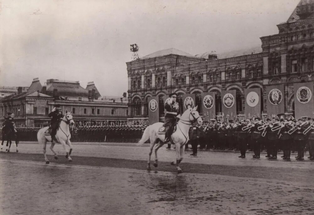Кто принимал парад в москве 1945. Рокоссовский на параде победы 1945. маршал жуков на параде победы 1945. первый парад победы 24 июня 1945 года. жуков и рокоссовский на параде победы 1945.