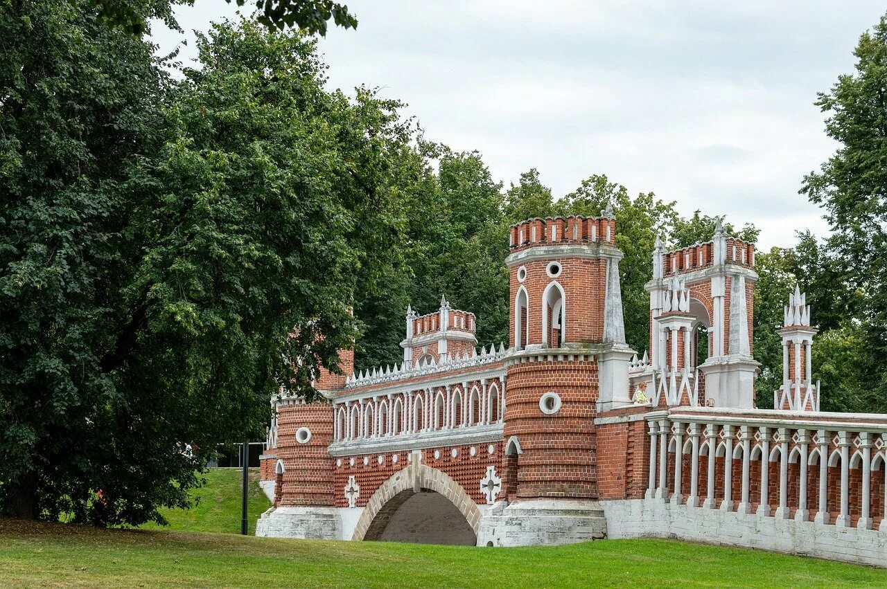 Царицыно императрица. Царицыно архитектура. Фигурный мост в Царицыно. Царицыно завод. Архитектура Царицына.