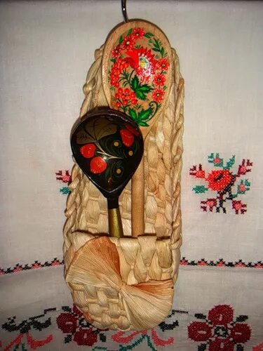 Лаптем щи хлебать. Лапти и деревянная ложка. не лаптем щи хлебать. деревянной ложкой хлебали щи.