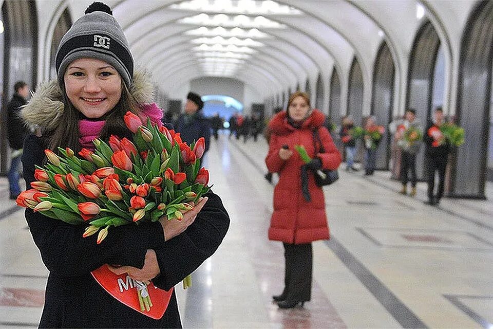 Цвета международного женского дня. Женщина с тюльпанами.