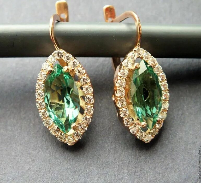 Золотые серис большим камнем. Золотые серьги с коричневым камнем. Золотые серьги aquamarine 33633. С1341473 серьги раух топаз. Золотые сережки с крупным камнем.