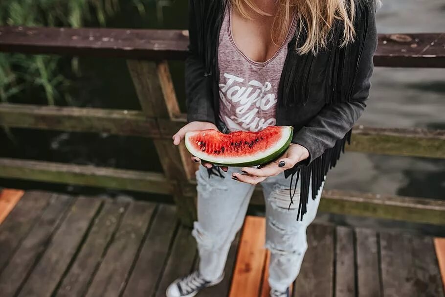 Watermelon girls. Девушка с арбузом. Фотосессия с арбузом девушки. Женщина с фруктами. Девушка ест Арбуз.