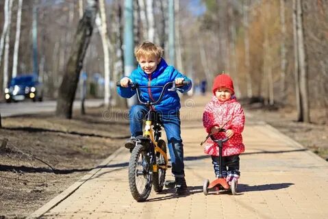 Девочка катается на мальчике