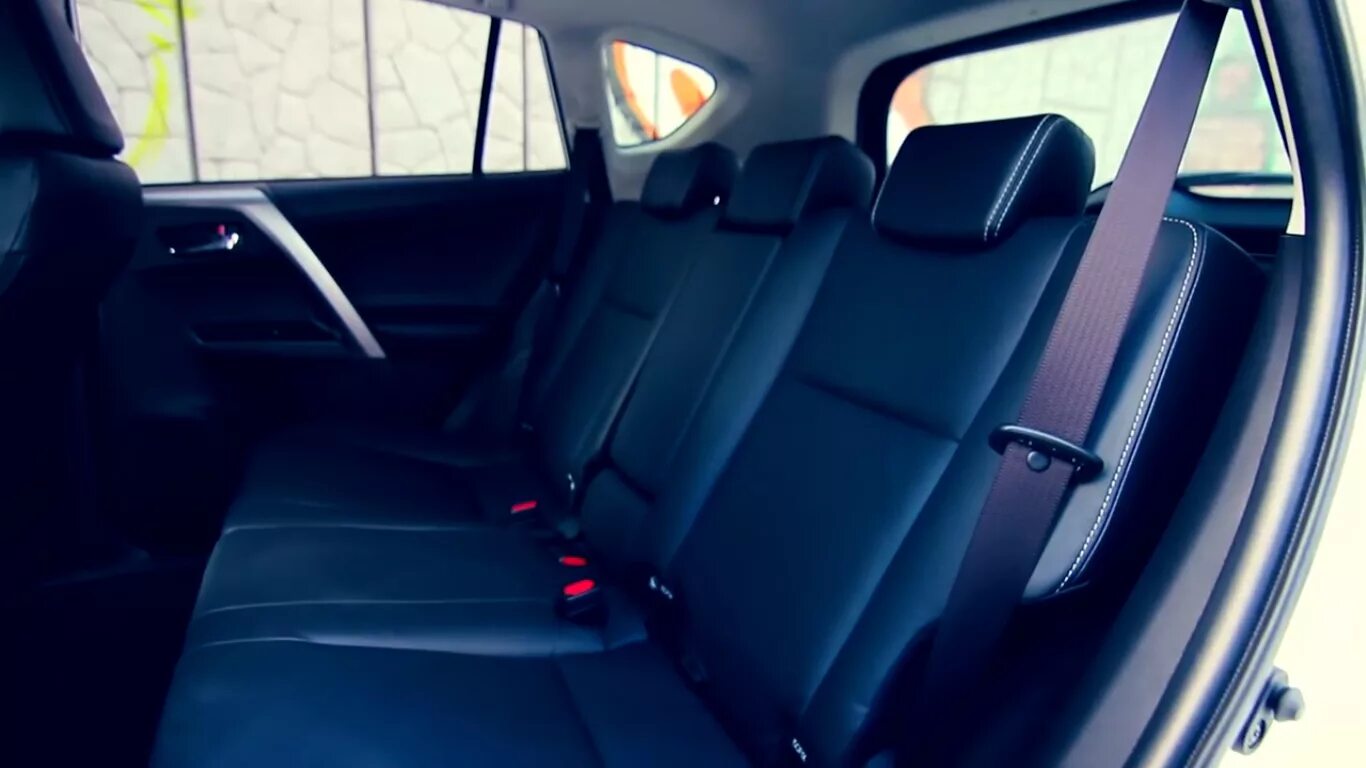 4 на заднем сиденье