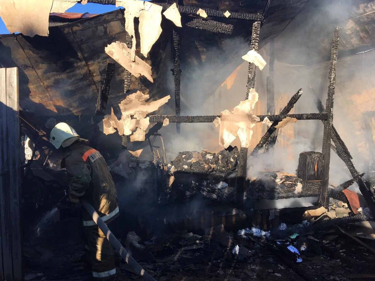 Пожар кровли. Пожар в саране. 04. Пожары в свердловской области. Кирова.