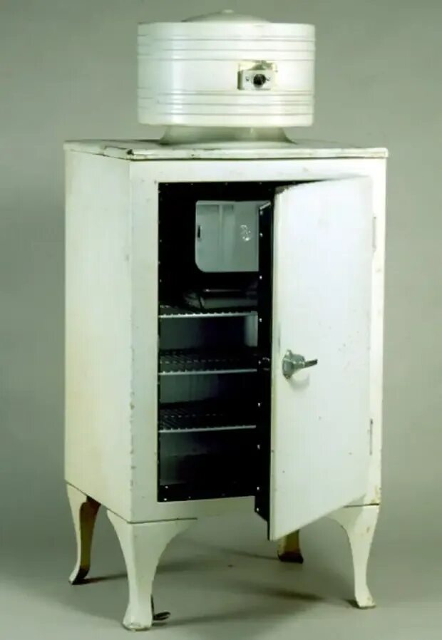 Когда изобрели 1 холодильник. Холодильник Monitor-Top 1927. Первый холодильник General Electric 1911. General Electric 1940 холодильник. Холодильник 1960 General Electric.