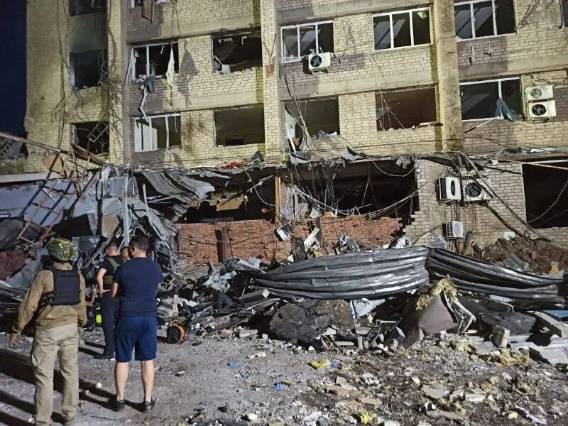 Последствия удара по краматорску. Разрушенное здание. Краматорск обстрел общежития. Краматорск кладбище. Краматорск 2023.