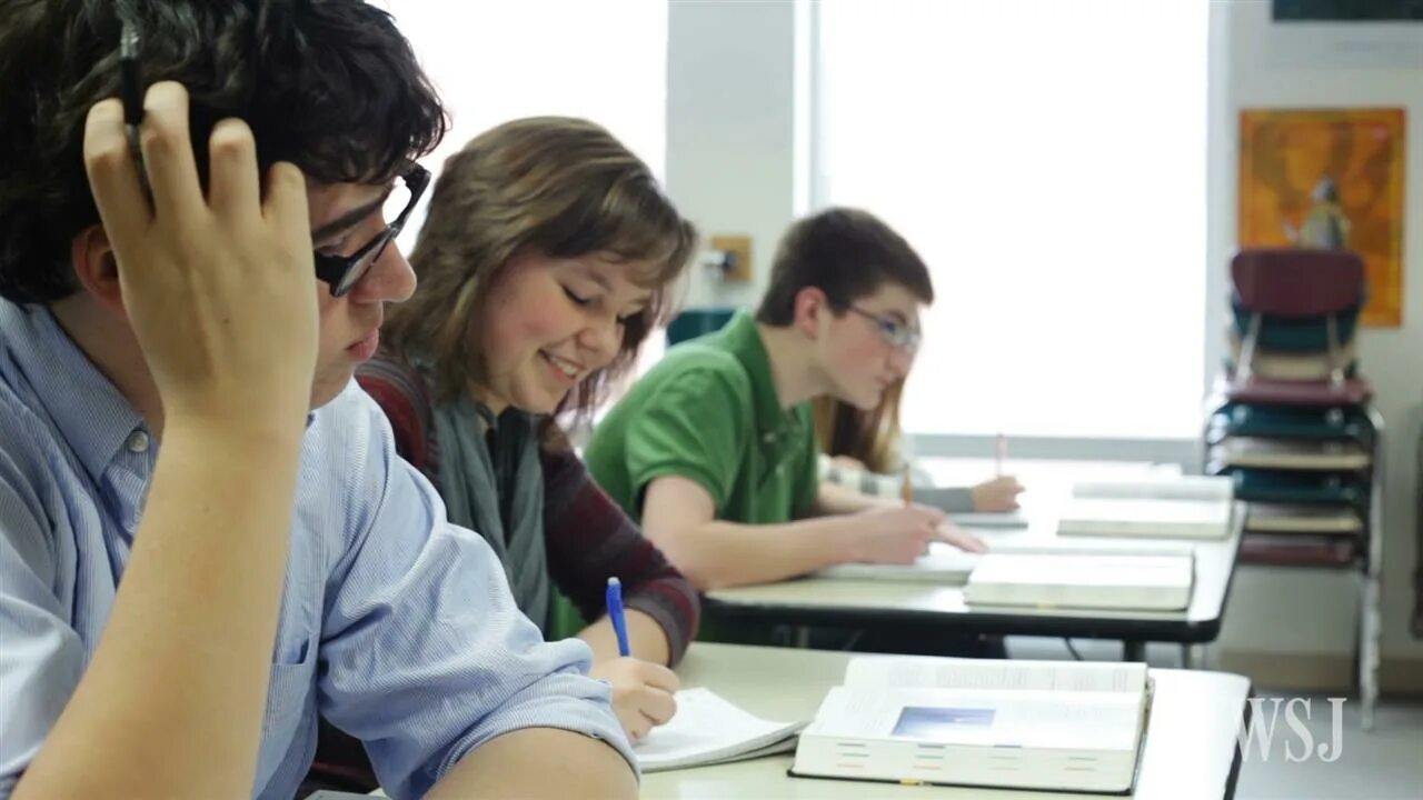 Lose exams. стресс школьника. депрессивный подросток в школе. списывает в школе. студент на экзамене.