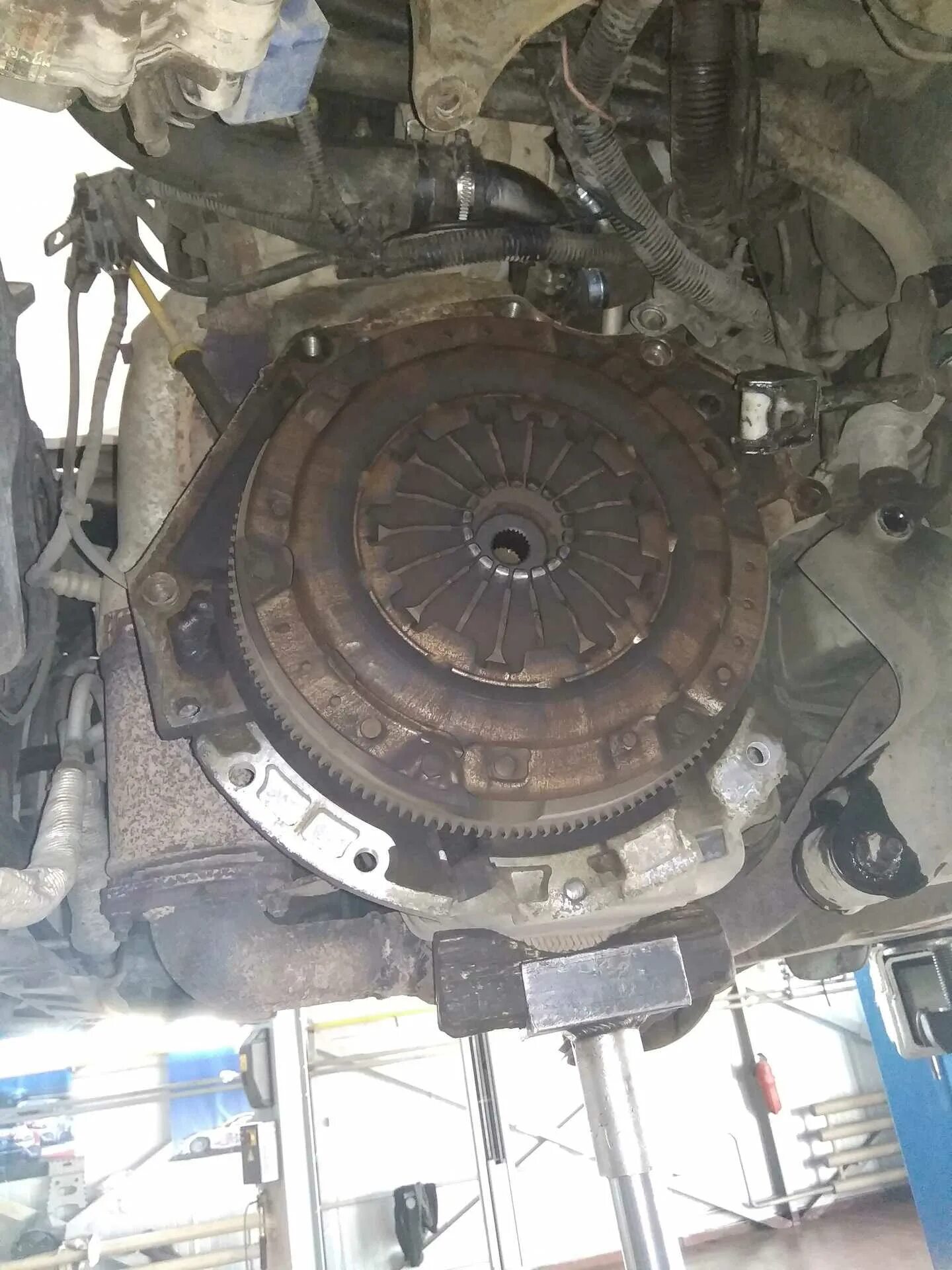 Как поменять сцепление шевроле авео. 6. Шевроле авео снятие акпп своими руками. Сцепление авео 1,2. Сцепление авео т300.