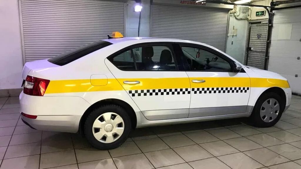 Машина Шкода Рапид 2021 такси. Шкода Рапид бело-желто-серый.