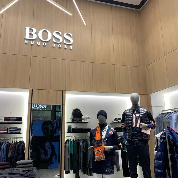 Магазин хуго босс. Витрина Hugo Boss. Магазин Хьюго босс на Ленинском. Хьюго босс в Атриуме. Hugo Boss бутик в Москве мега Химки.