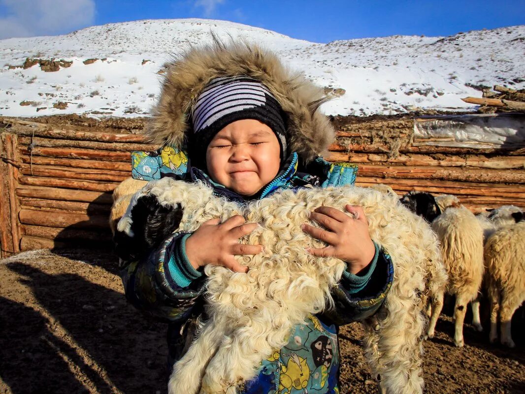 Тувинцы тоджинцы национальный костюм. Хоомей феномен народов центральной азии. Сколько лет тыве. Тыва тувинцы. Сколько лет тыве.