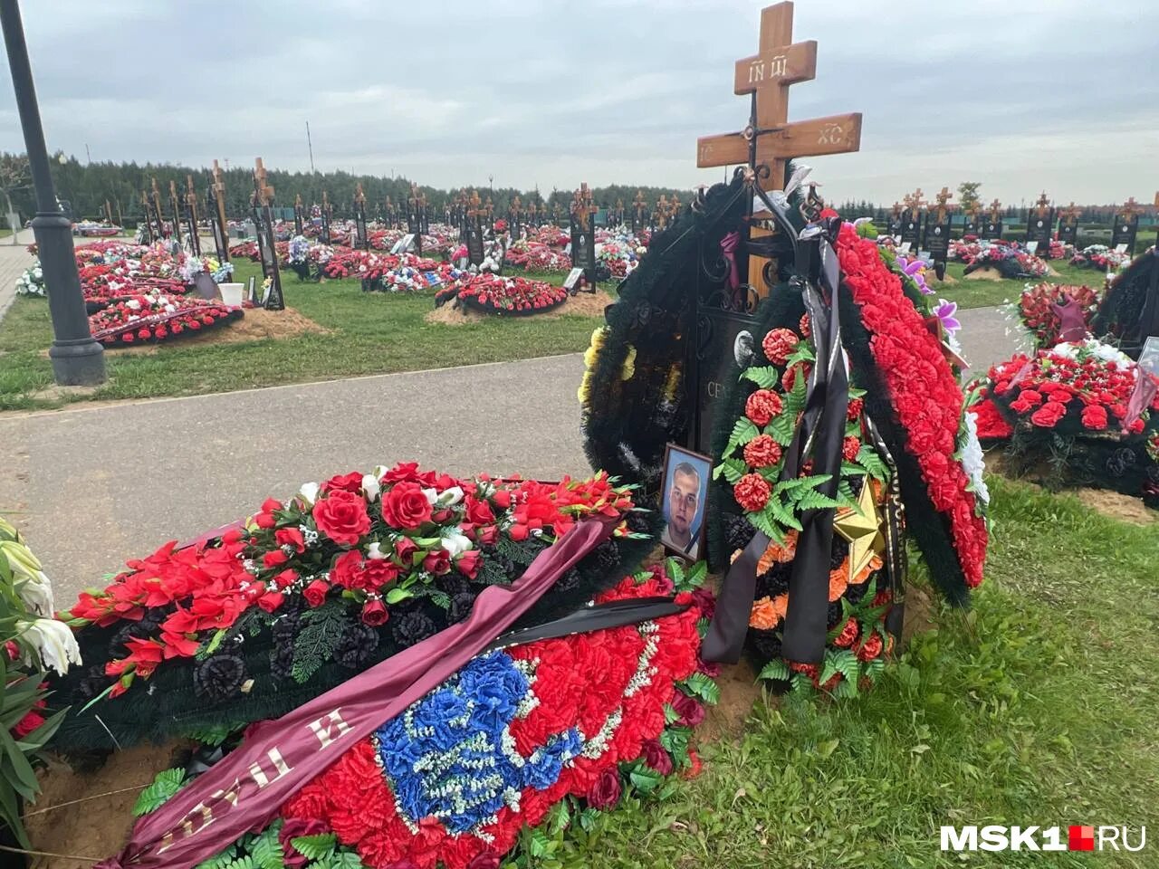 Похороны уткина видео. Мемориальное кладбище в Мытищах. Могила Дмитрия Уткина. Могила Уткина Вагнер.