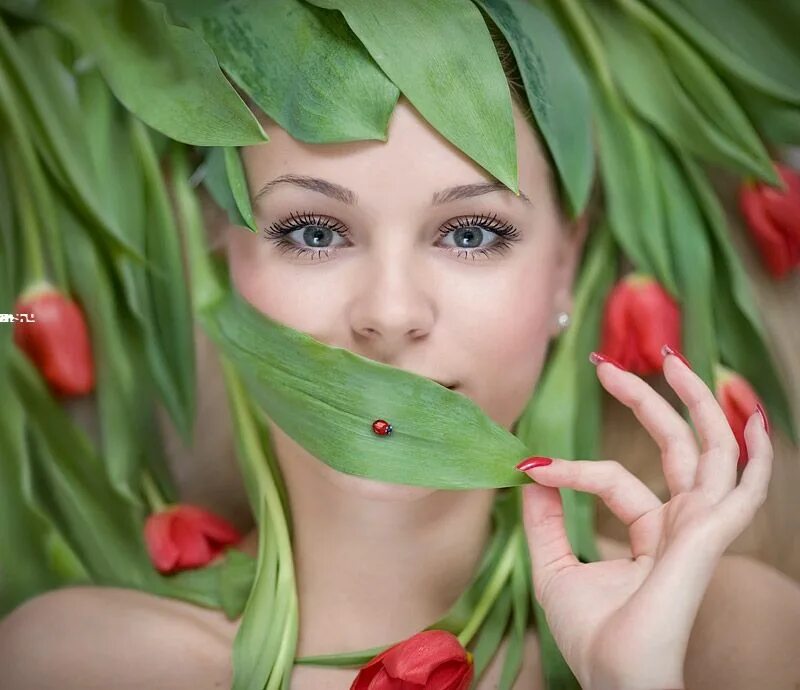 Девушка с тюльпанами. Необычная фотосессия с тюльпанами. Женщина молчит. Все женщины похожи на цветы особой красотой