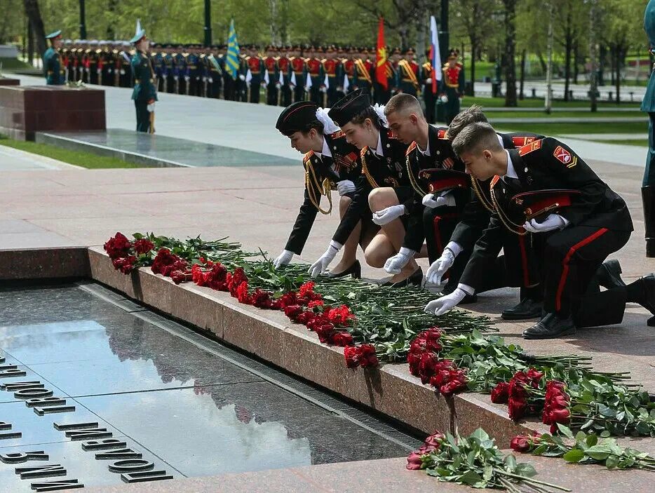 В городе прошло 9 мая. Возложение цветов к могиле неизвестного солдата в Москве. Могила неизвестного солдата Москва 9 мая. Баймак возложение венков 2019. Памятник неизвестному солдату в Москве возложение цветов.