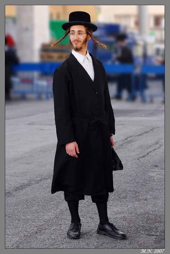 Иудей англия. Датишные в израиле. Хасиды в нью-йорке. Еврейский костюм мужской. Смешной еврей.