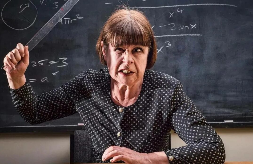 В какой стране учитель. Добрая учительница. Женщина учитель. Урок в школе. Профессия учитель описание.