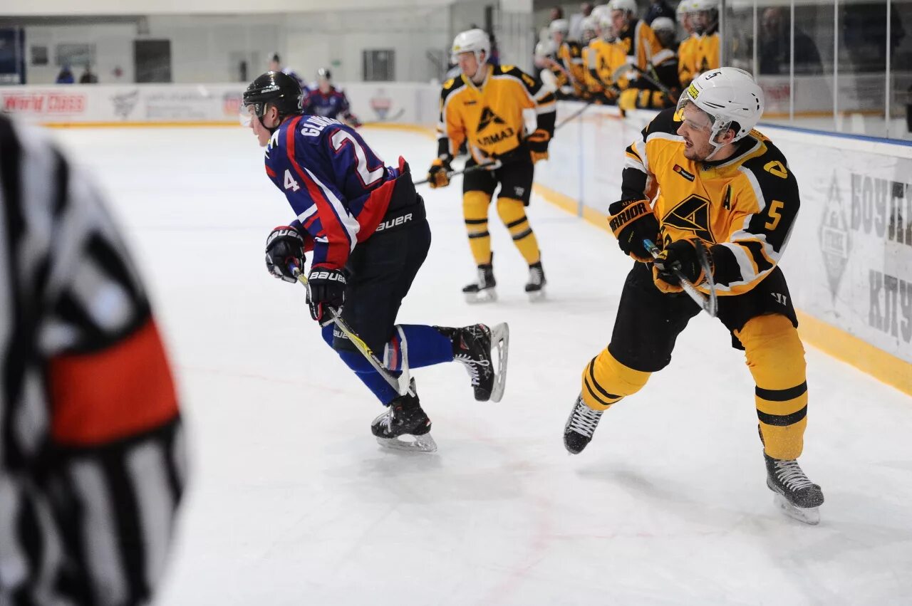 Подвеска акула золото. Акула в море. Big shark pendant necklace. Акула из фильма челюсти. Арена сити южно сахалинск хоккейные команды 2006.