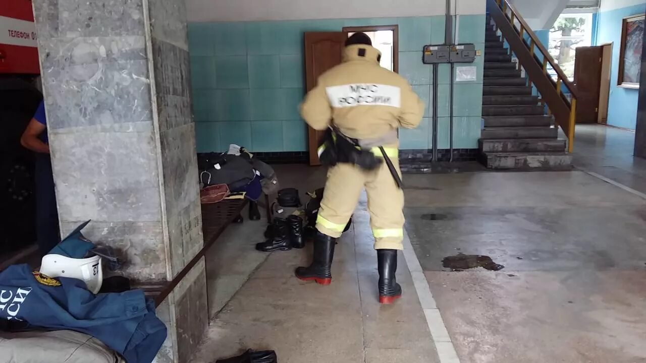 Одевание боевки. Укладка боевой одежды пожарного. Одевание боевки. Мировой рекорд одевания боевки. Укладка боевой одежды пожарного.