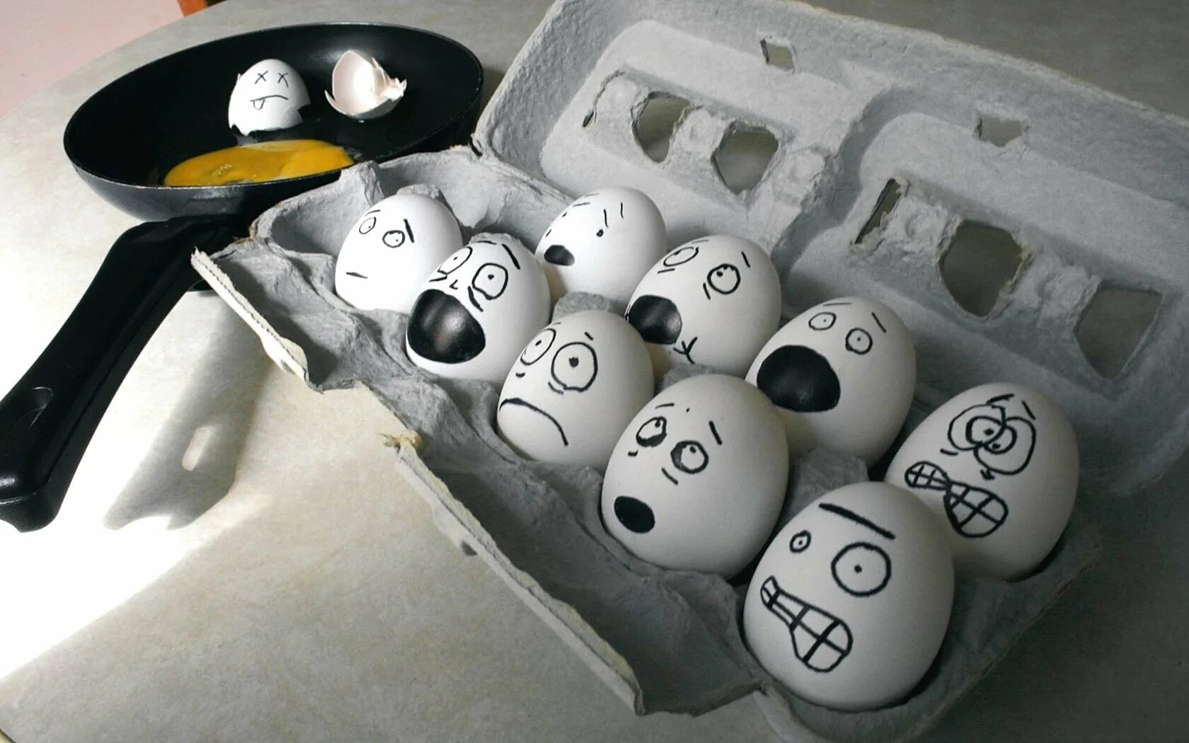 Яйца гудят. Забавные рожицы на яйцах. Яйца на Пасху смешные. Эмоции на яйцах. Яйцо рисунок.