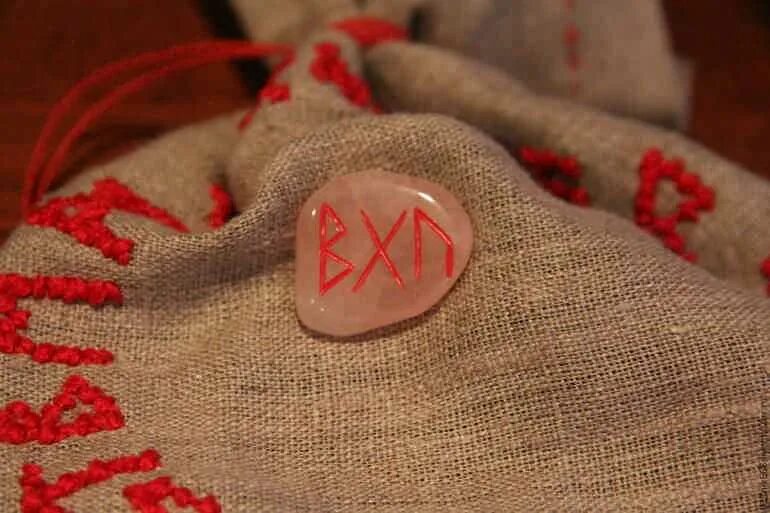 Руны на семейные отношения. Амулеты для приворота. Рунический став на отношения супругов. Руна феху. Скандинавская руна любви.