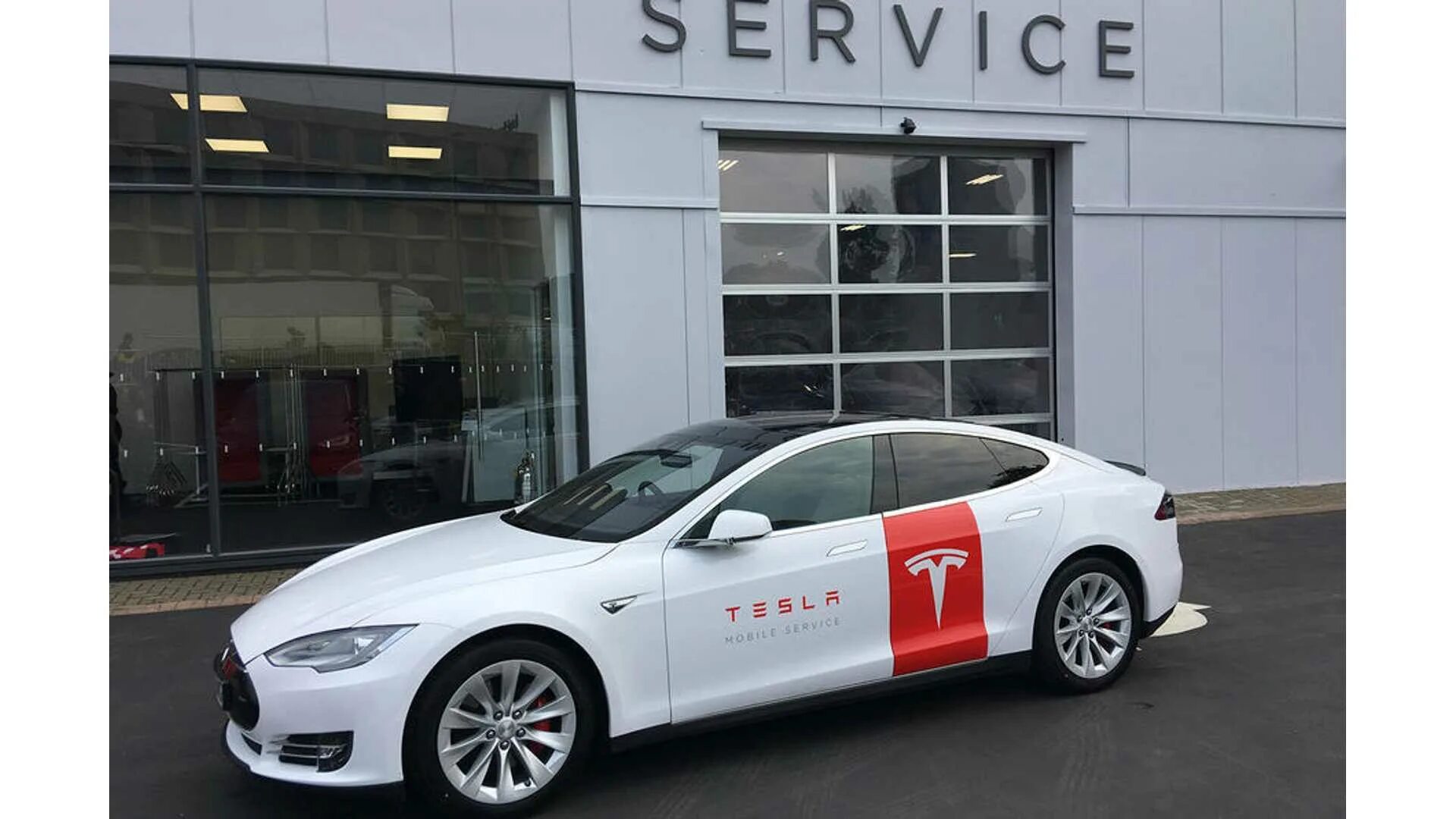 Тесла лифтбек. Tesla service. Тесла техобслуживание. Tesla model x service. Model s mobile