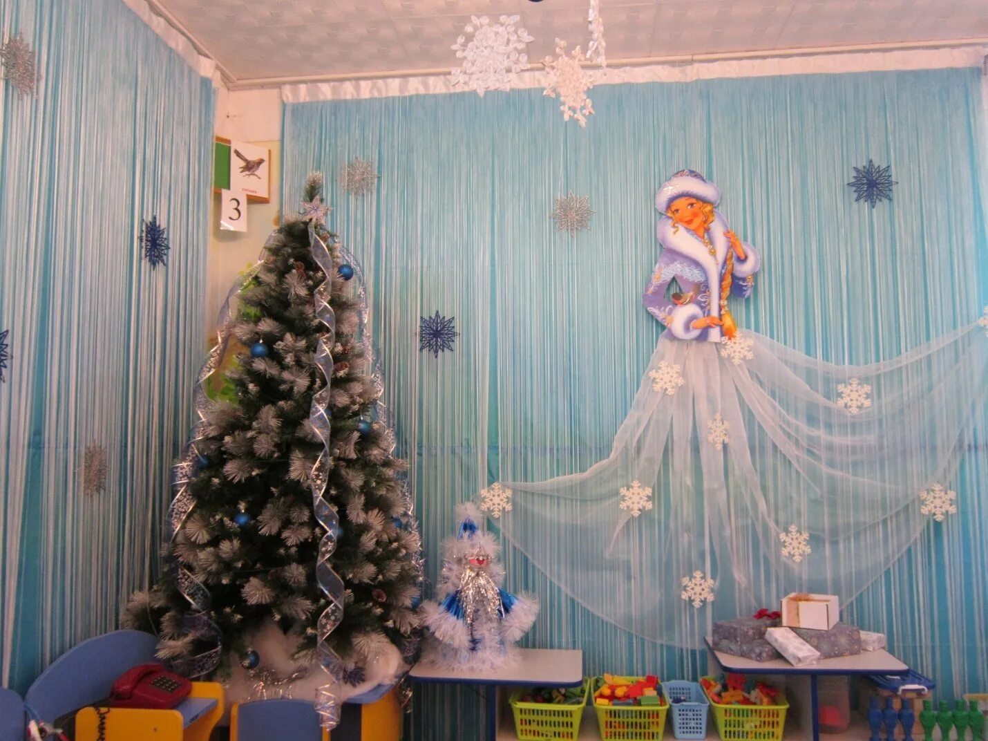 Украшениегркппв к новому году. Оформить детский сад к новому году. Украшенный зал в саду на новый год лес. Украсить зал на новый год в детском саду. Украшение группы в детском саду к новому году.