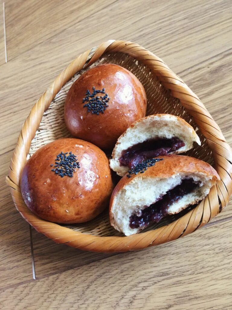 Sweet buns. Корейские хлебобулочные изделия. Sweet bun. Red Bean bun. Korean Sweet Bread buy.